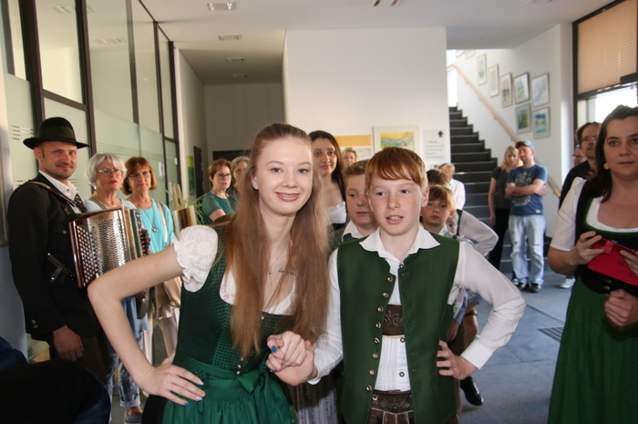 Bei der bestens besuchten Vernissage am Freitag sorgten die Kinder der Volkstanz- und Schuhplattlergruppe Ligist-Krottendorf für einen fröhlichen und viel beklatschten Auftakt.