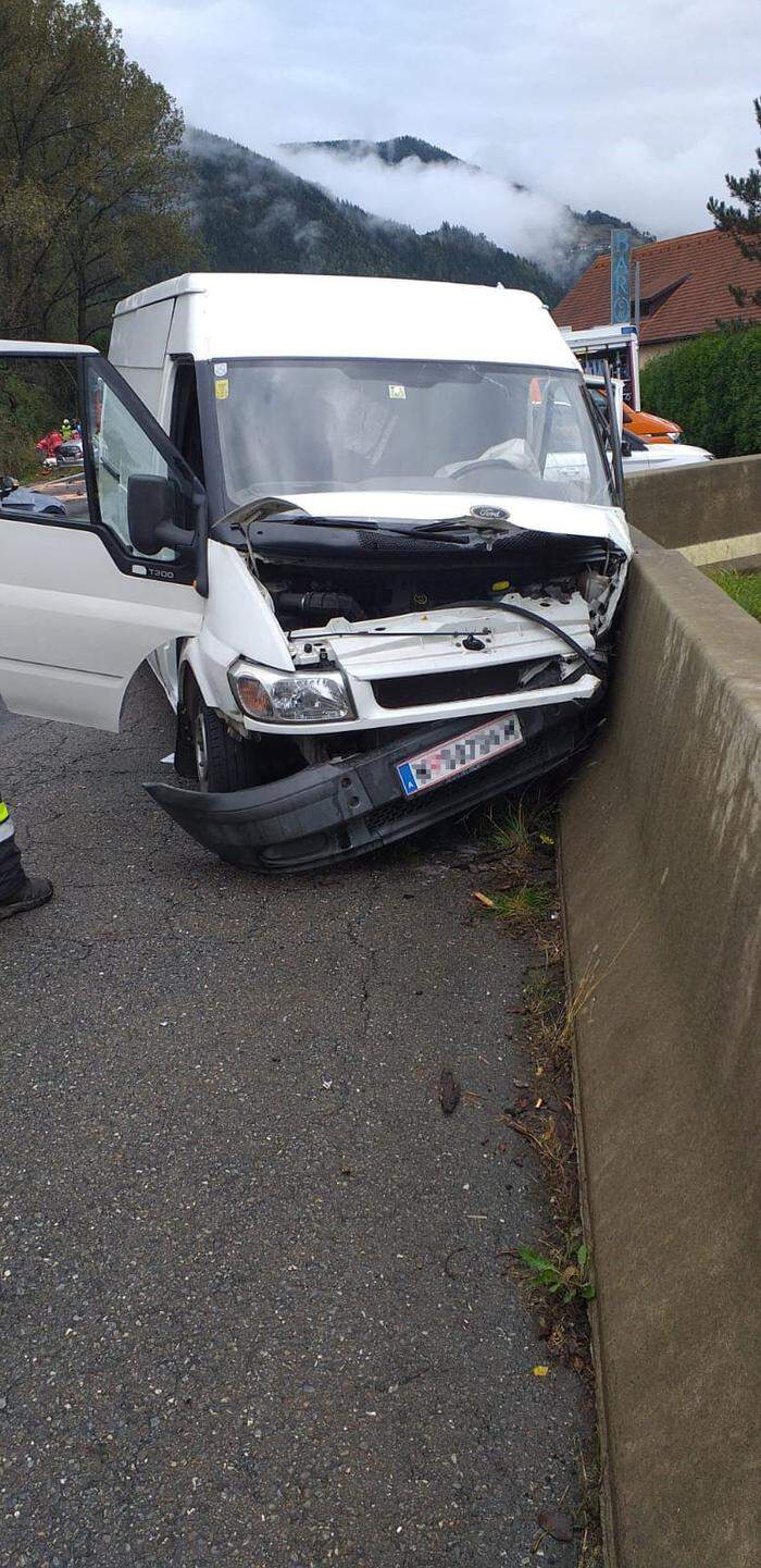 Ein Fahrzeug krachte gegen die Betonleitwand