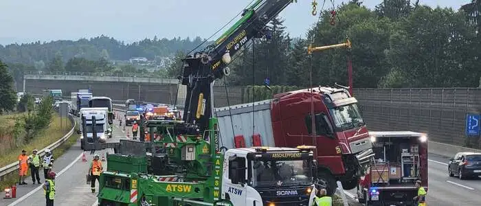 Der Laster ragte auf der A 2 über die Mittelleitwand und musste aufwendig geborgen werden