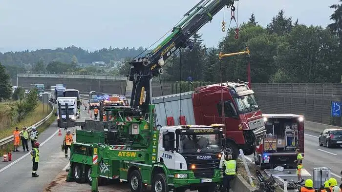 Der Laster ragte auf der A 2 über die Mittelleitwand und musste aufwendig geborgen werden