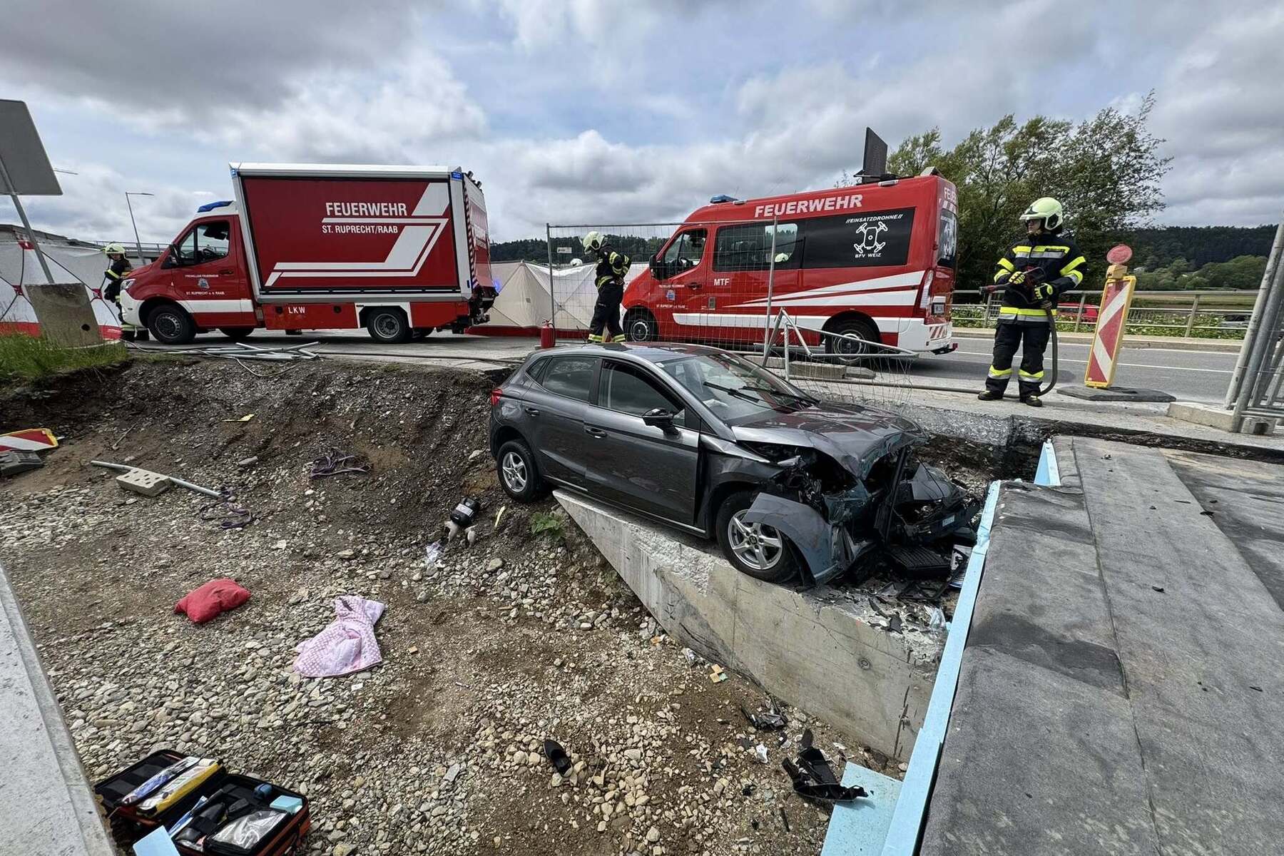 St. Ruprecht an der Raab: Lenkerin fuhr mit Auto in Großbaustelle