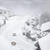 Wintereinbruch am Wochenende in der Steiermark: Zu sehen ist hier die L 722 Rohrmoosstraße zwischen tief verschneiten Häusern. 