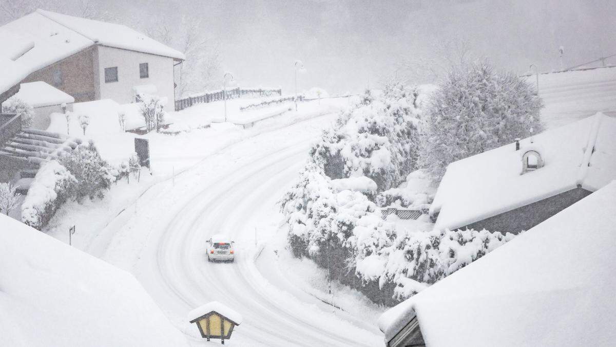 Wintereinbruch am Wochenende in der Steiermark: Zu sehen ist hier die L 722 Rohrmoosstraße zwischen tief verschneiten Häusern. 