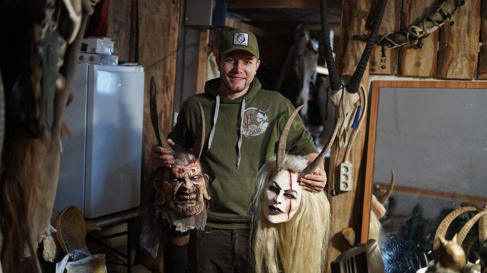 Seit 2015 ist David Fuchs Larvenschnitzer. Mittlerweile werden auch immer mehr Frauenmasken angefertigt