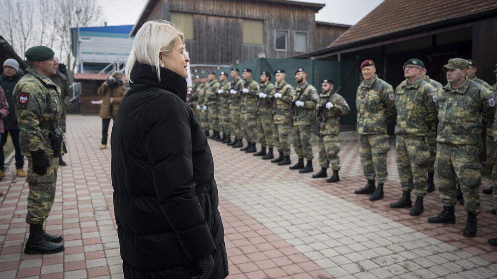 Verteidigungsministerin Klaudia Tanner besuchte das KFOR-Kontingent im Kosovo