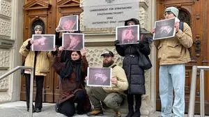 Einige Tierschützer wiesen vor dem Gericht auf das Tierleid hin