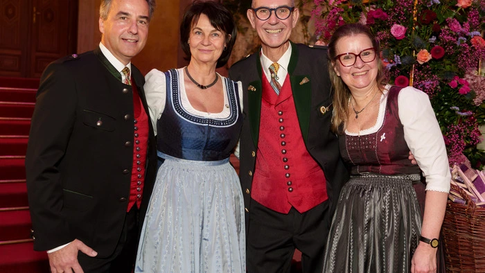 Andrea Nagl und Claudia Krainer mit den  Oberlandlern Siegfried und Christian 