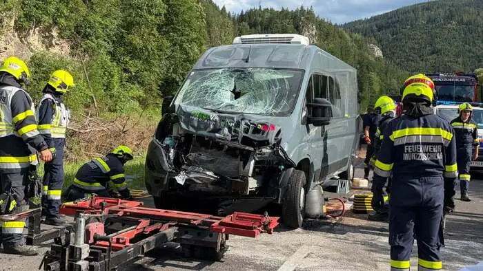 Der Bus wurde bei der Kollision schwer beschädigt