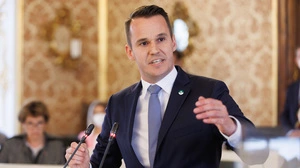 Bildungslandesrat Stefan Hermann (FPÖ) hält eine Rede im Landtag