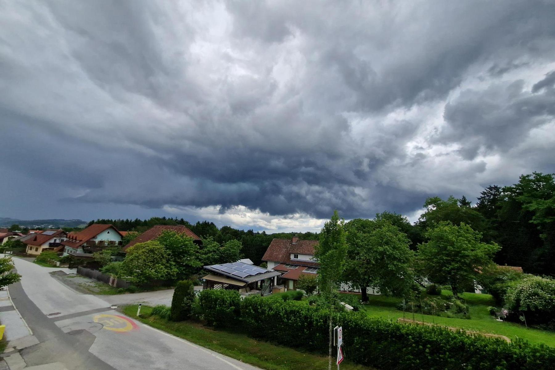 Hagel und Regen: Gewitterzellen ziehen am Freitag über die Steiermark