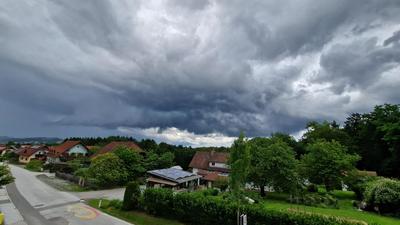 Dunkle Wolken ziehen über den Bezirk Weiz, hier in Gleisdorf