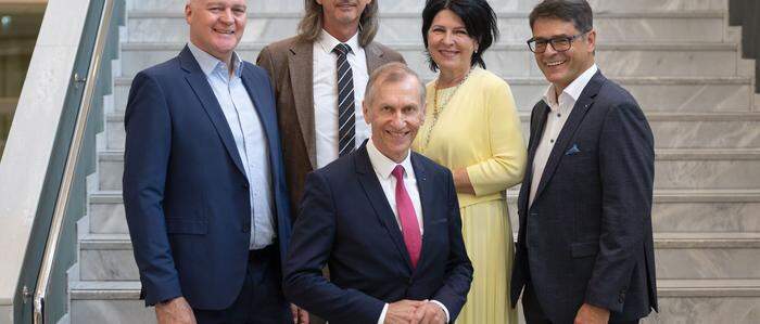 AK-Präsident Josef Pesserl (M.) mit dem neuen Präsidium: Gernot Acko, Franz Endthaller, Sylvia Ippavitz und Alexander Lechner (v. l.)