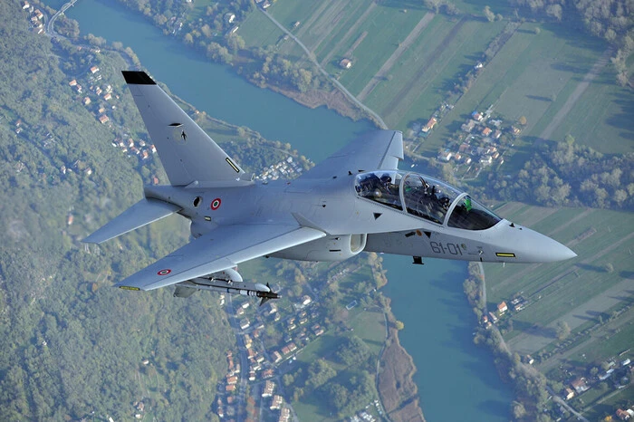 Die Typenentscheidung für die längst fällige Nachfolge der Saab 105 fiel zu Jahresende 2024, nur die Unterschrift unter dem Vertrag fehlt noch. 12 Stück des Advanced Jettrainer M-346FA von Leonardo werden beschafft - eine Investition von rund einer Milliarde Euro.