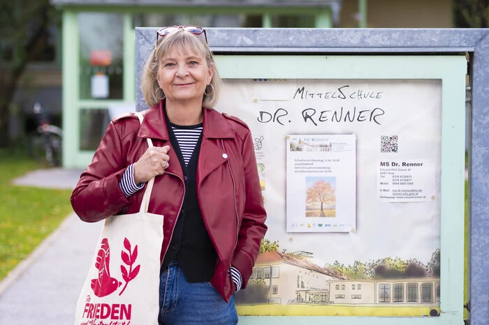 KPÖ-Klubobfrau Claudia Klimt-Weithaler vor dem Wahllokal in Graz