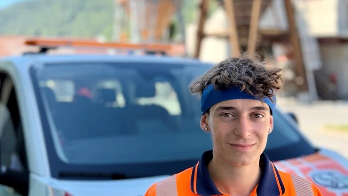 Julian Gratzer von der Straßenmeisterei Graz-Nord testet das innovative Stirnband