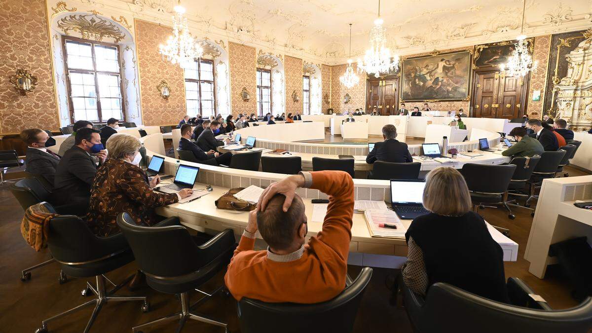 Blick in die Landstube, wo am Dienstag mehr als 50 Tagesordnungspunkte anstehen (Archivbild)