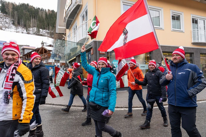 Vom Ortskern pilgern die Ski-Fans Richtung Planai-Stadion