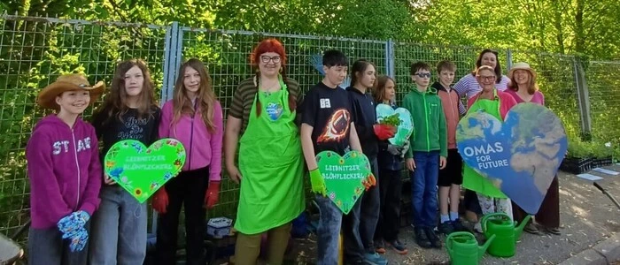 Gemeinsam für mehr Grün: Schülerinnen und Schüler gestalteten mit den Omas for Future eines der „Leibnitzer Blühfleckerl“