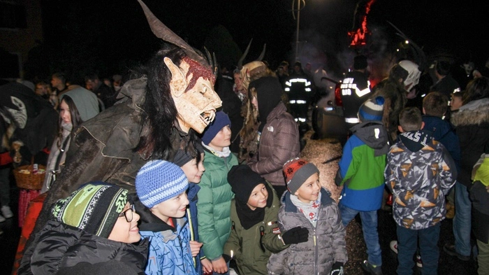 Gruseln ohne Angst: Der familienfreundliche Perchtenlauf. Klicken Sie sich durch die Fotos ...
