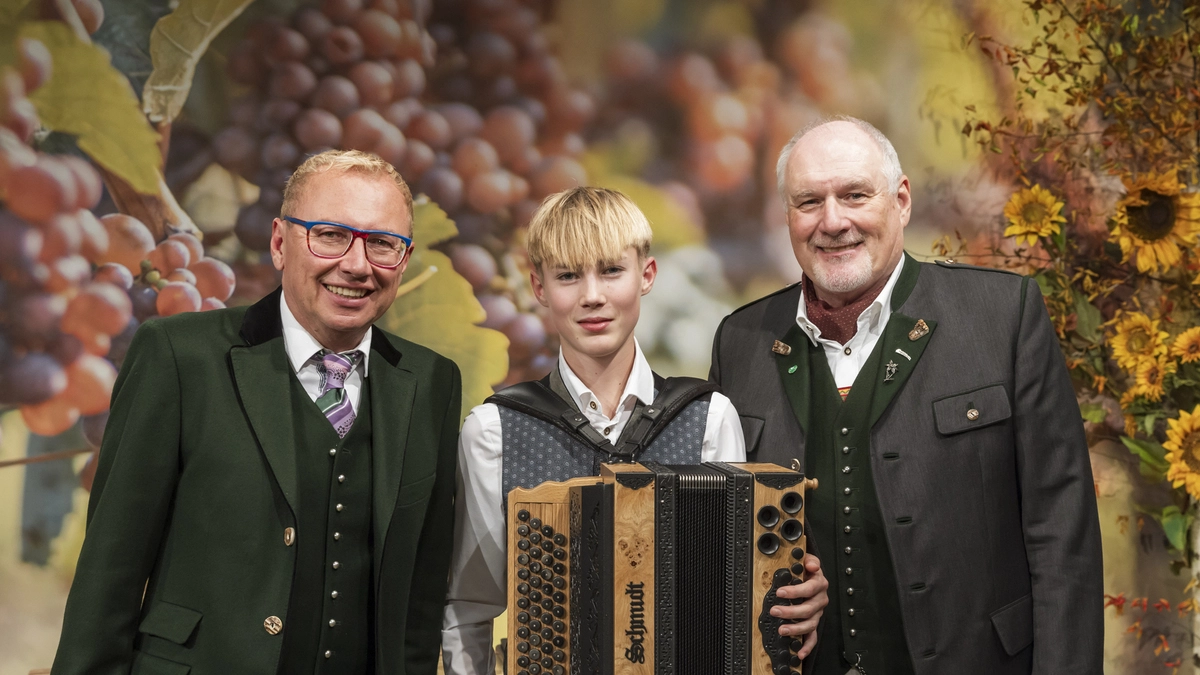 ORF-Steiermark-Moderator Paul Prattes und Landesdirektor Gerhard Koch (re.) mit dem Sieger Nico Portenschlager  