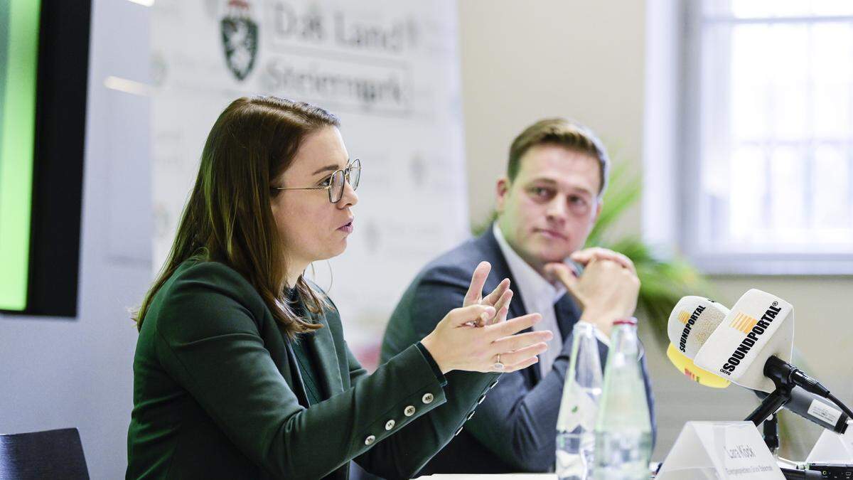 Lara Köck und Landesrat Stefan Kaineder 