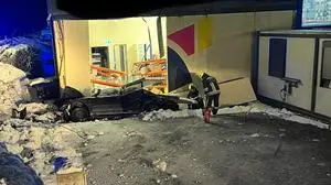 In Großklein krachte ein Autolenker (18) in den Lagerraum einer Firma