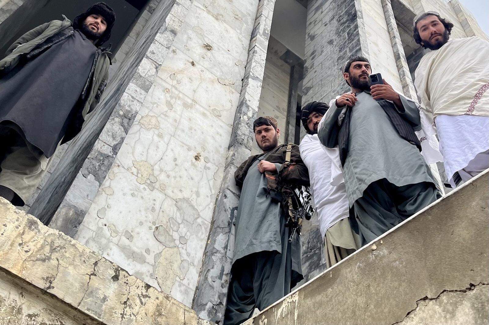 Taliban-Kämpfer beim Grabmal von Zahir Shah am Berg Maranjan in Kabul 