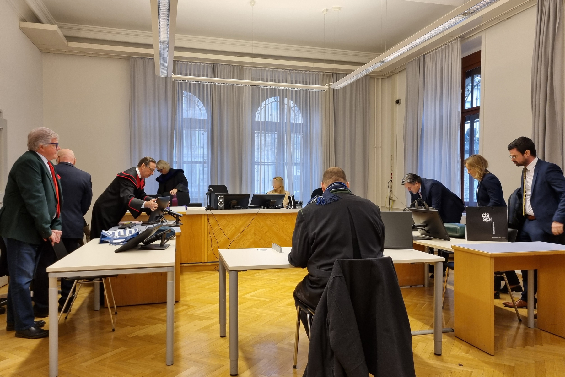 Nacktfotos von Schülern: Lehrer steht erneut vor Gericht