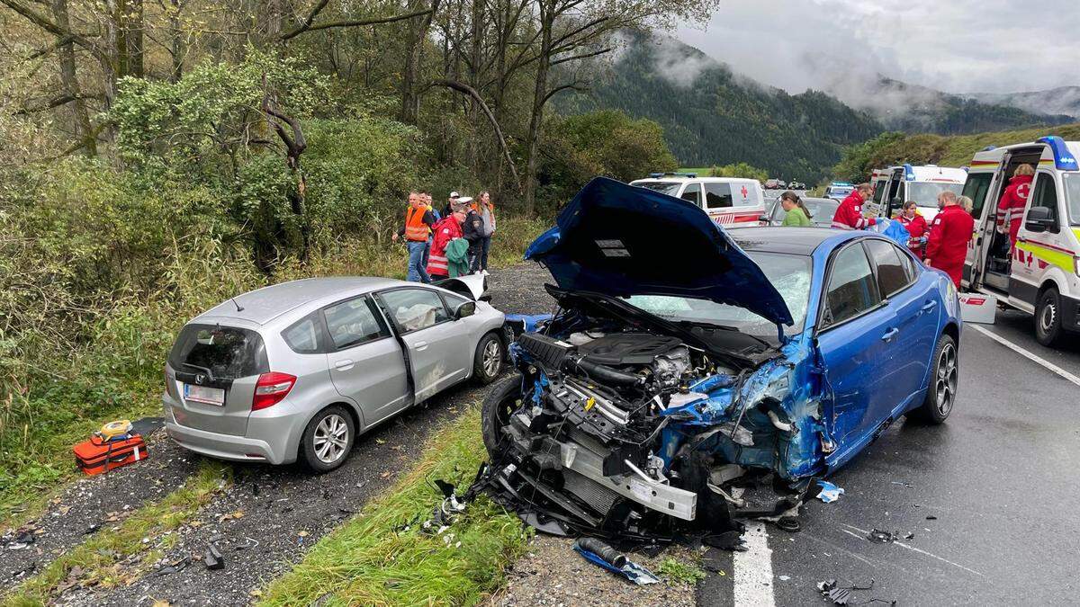 Großeinsatz nach Unfall mit acht Verletzten