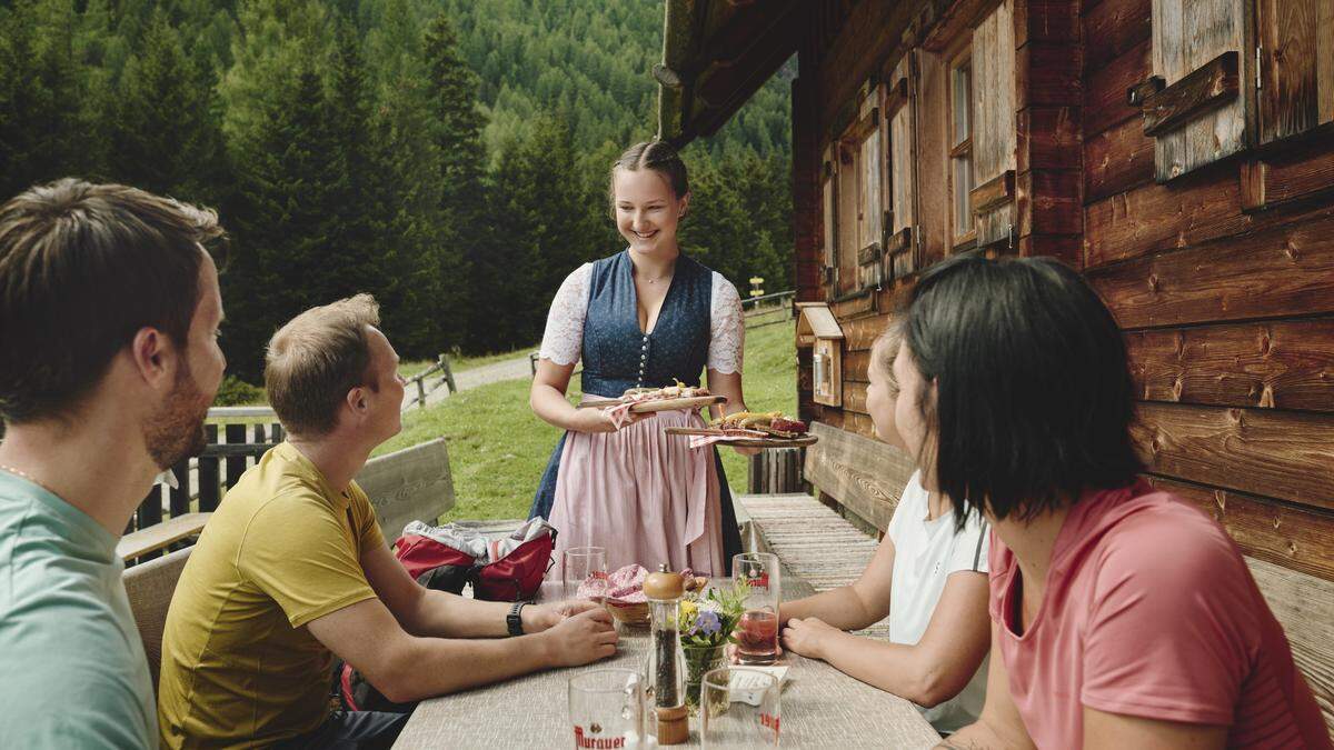 Heuer setzt der Steiermarktourismus in seiner Bewerbung besonders auf die kulinarischen Schmankerl des Bundeslandes, wie hier zu sehen auf der Ebenhandlhütte in Murau