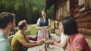 Heuer setzt der Steiermarktourismus in seiner Bewerbung besonders auf die kulinarischen Schmankerl des Bundeslandes, wie hier zu sehen auf der Ebenhandlhütte in Murau