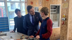 SPÖ-Verkehrssprecher Wolfgang Moitzi und Minister Peter Hanke lauschen einem Lehrling in der ÖBB-Werkstätte in Graz-Lend.