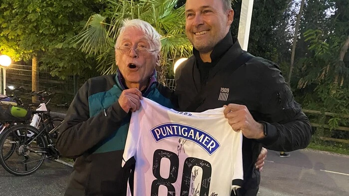 Thomas Tebbich vom SK Sturm überraschte Jubilar Rudi Hinterleitner mit einem 80er-Dress