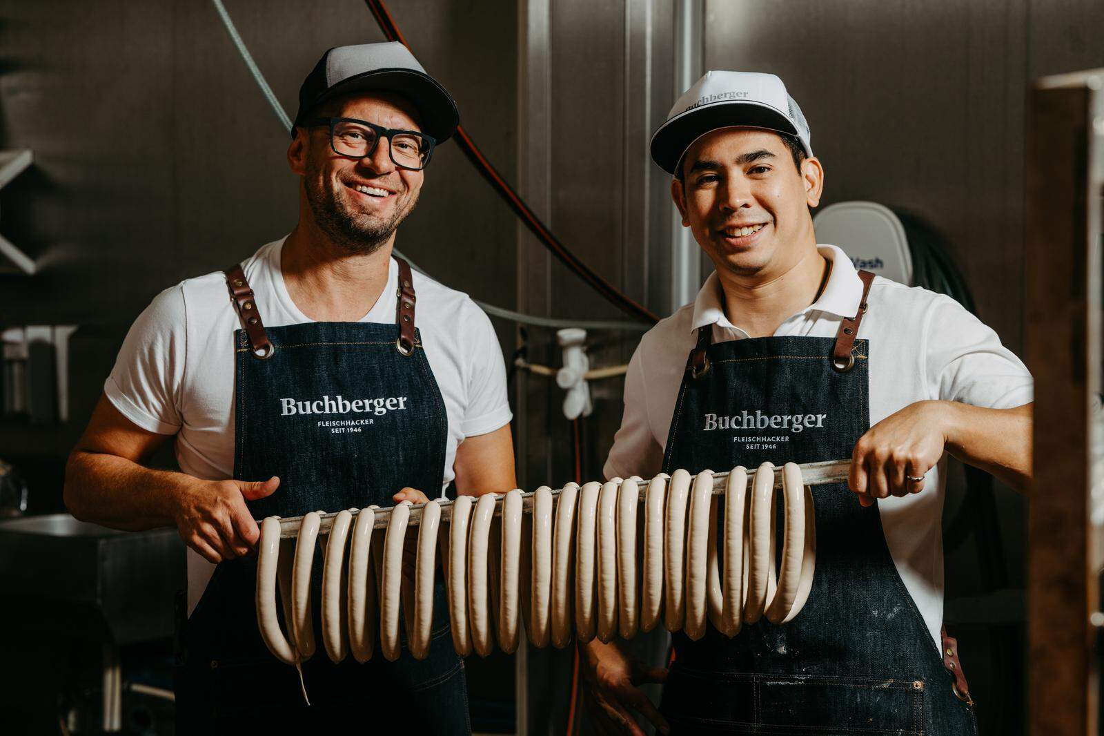 Red-Bull-Neffe Karran Chaengchenkit (r.) lernte vom Pöllauer Fleischermeister Robert Buchberger