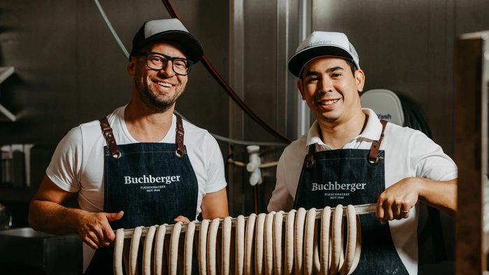 Red-Bull-Neffe Karran Chaengchenkit (r.) lernte vom Pöllauer Fleischermeister Robert Buchberger
