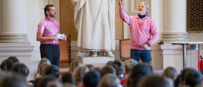 Die Science Busters Martin Puntigam und Professor Helmut Jungwirth in der Aula. Im Herbst geben die beiden Tipps. Eine Flamme ist bei den Wissenschaftskommunikatoren nie weit