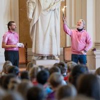 Die Science Busters Martin Puntigam und Professor Helmut Jungwirth in der Aula. Im Herbst geben die beiden Tipps. Eine Flamme ist bei den Wissenschaftskommunikatoren nie weit