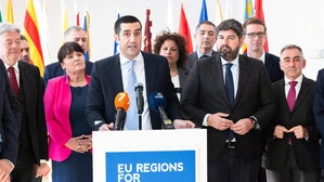 Neue Wasser-Resilienz-Allianz: Kärntens LH Peter Kaiser, LH-Stv. Manuela Khom Präsident Michele de Pascale (Emilia-Romagna) und Co. bei der Gründung