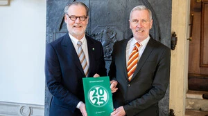 Landesrechnungshof-Direktor Heinz Drobesch mit Landtagspräsident Gerald Deutschmann (l.) 