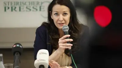 ABD0034_20240514 - GRAZ - ÖSTERREICH: Maria Hubmer-Mogg (DNA) während einer Pressekonferenz von "Demokratisch Neutral Authentisch - DNA" anl. der bevorstehenden EU-Wahl am Dienstag, 14. Mai 2025, in Graz. - FOTO: APA/ERWIN SCHERIAU