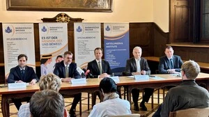 Urologie-Wartezeiten: 500 steirische Patienten seit Sommer 2025 operiert. Im Foto:  Sascha Ahyai, Vorstand der Uniklinik für Urologie Graz, Oliver Szmej, Gesamtleiter Barmherzige Brüder Graz, Karlheinz Kornhäusl, Landesrat für Gesundheit, Gerhard Stark, Vorstandsvorsitzender der Kages), Ulf Drabek, Kages-Vorstand für Finanzen  