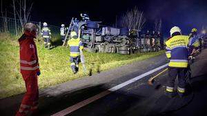 Gefahrguttransporter kam in der Nacht auf Montag von der A 9 bei Traboch ab und kippte seitlich um