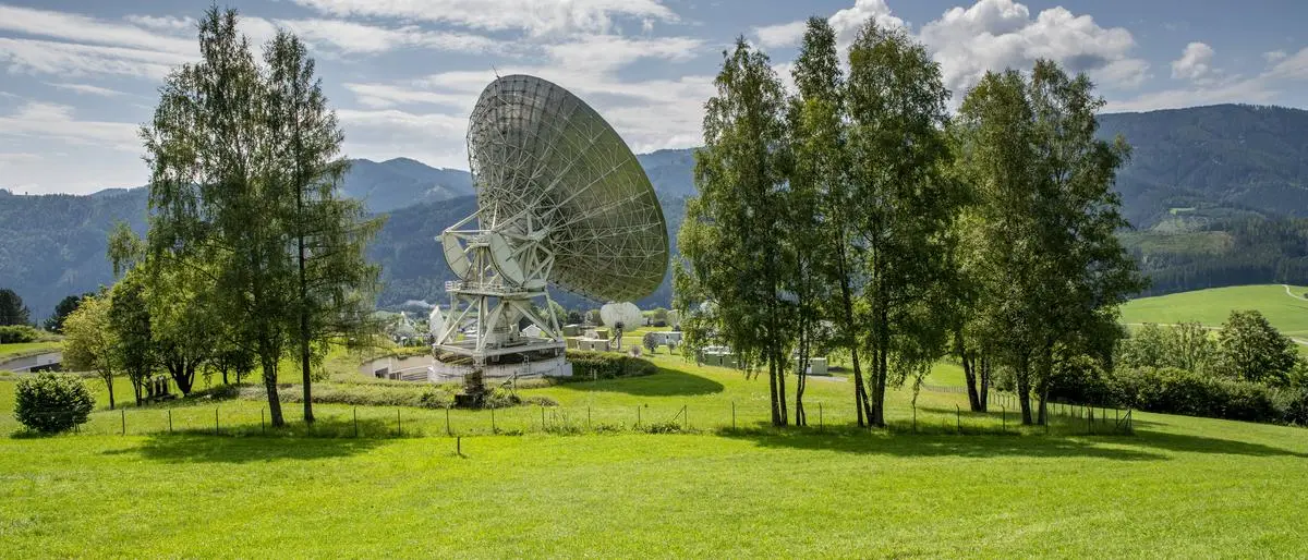 Satelliten-Erdfunkstelle Aflenz. Erdfunkstelle Aflenz. Parabolschüssel-Antennen. Österreich. Satelliten-Erdfunkstelle Aflenz. Erdfunkstelle Aflenz. Parabolschüssel-Antennen. Österreich. Copyright: xZoonar.com/StefanxSutkax 23054017