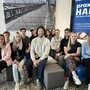 Forscher Lukas Miklautz sitzt mit einigen Schülerinnen und Schülern der Praxis-Hak Völkermarkt im Foyer der Schule