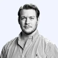 Hubertus d‘Harnoncourt, Kind der 90er Jahre und finster entschlossen, diesen Ruf zu verteidigen. Studierte in Graz, Zürich und Hamburg internationale Wirtschaft, Rundfunkproduktion und Journalistik. Arbeitete für das ZDF, DIE ZEIT, den SPIEGEL und Red Bull, zuletzt als Creative Director der Rechercheplattform Addendum. Danach Geschäftsführer einer eigenen Produktionsfirma für TV-Dokumentationen. Seit 2024 bei der Kleinen Zeitung, inzwischen als Head of Multimedia. Nebenbei Dozent für Mobile Journalism und Mediendesign an der FH Wien sowie Podcast-Host von True Crime Austria.