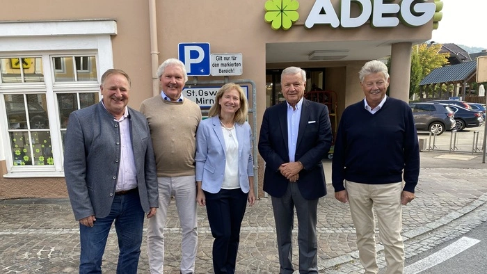 Andreas Grabuschnig, Hubert Maletz, Sonja Dörflinger, Walter Groier und Hans-Jörg Zöhrer stehen in einer Reihe vor dem Adeg-Geschäft in Eberstein.