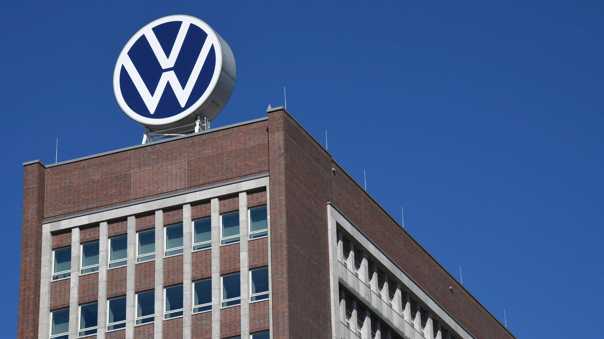 Bisher habe Volkswagen die höheren Abgaben nicht an die Kunden weitergegeben