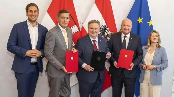 Österreich-Konortium will die KI-Gigafabrik: Digitalisierungsstaatsekretär Alexander Pröll, Innovationsminister Peter Hanke, Wiens Bürgermeister Michael Ludwig, Bundeskanzler Christian Stocker und Wiens Vizebürgermeisterin Bettina Emmerling