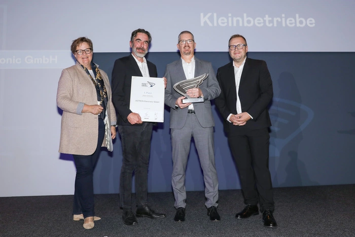 Wirtschaftskammer Kärnten-Vizepräsidentin Astrid Legner, Astron-Qualitätsmanager Martin Feldmann und Geschäftsführer Christian Hochenwarter mit dem Landesdirektor der Donau-Versicherung, Michael Riegler 