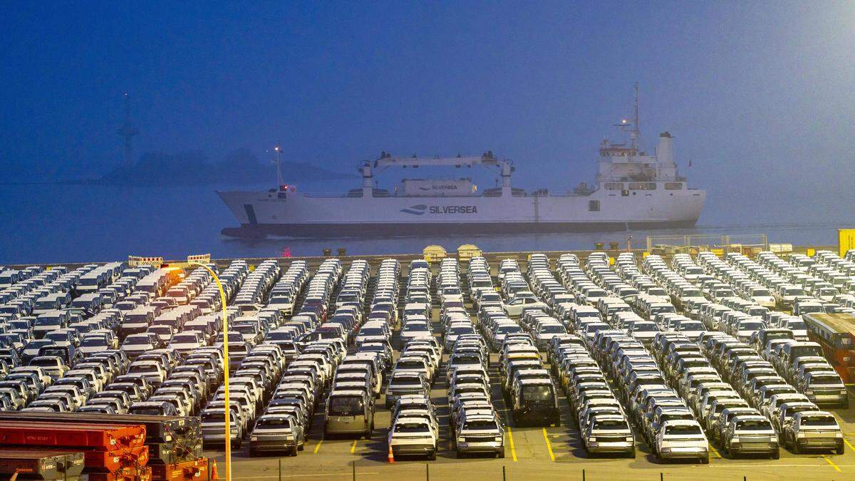 Stellfläche für Import-Fahrzeuge am Eurogate Containerterminal im Überseehafen von Bremerhaven in Deutschland